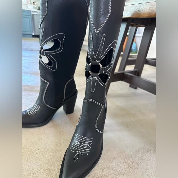 Delia’s Boots - Picture 2 of 4